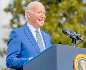¡CUMPLE BIDEN 81 AÑOS; PREOCUPA EDAD A VOTANTES!