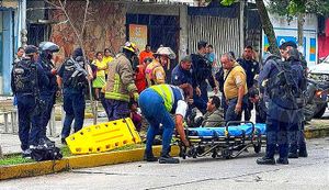 ¡EMBARAZADA CAYÓ A UN SOCAVÓN! -En Coatzacoalcos