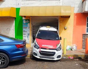 ¡DE “REVERSA MAMI” Y SE METE  A LOCAL DE ESQUITES! -En Lomas de Río Medio