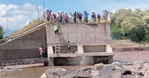 ¡No todo es Acapulco, el panorama es desolador, a este municipio el huracán lo golpeó bastante fuerte, el puente se partió, se dañó el terraplén, hay cinco cortes en la carretera...!
