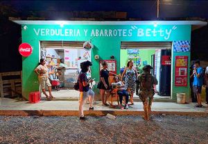 ¡POR DEFENDER A SU HIJA SU PAREJA LE DA UNA GOLPIZA! -El Agresor la Jalo de los Cabellos y la Dejo Tirada en la Calle