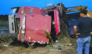 ¡VUELCA VOLTEO EN LA RIVIERA VERACRUZANA! -Se Quedó Volteado en una Curva