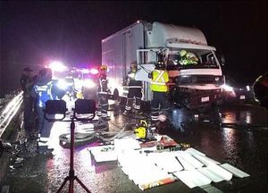 ¡UN CHOFER PRENSADO EN CHOQUE DE CAMIONES DE CARGA! -En la Orizaba-Córdoba