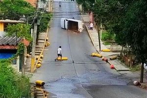 ¡VOLARON LOS TANQUES DE GAS LP! -Se Volteó Camioneta de Sonigas