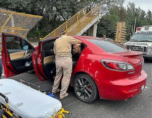 ¡SE FUE CONTRA LA BARRA DE CONTENCIÓN! -En la Cardel-Veracruz