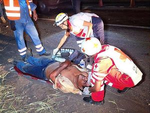 ¡SE IMPACTAN DE FRENTE EN LA CARRRETERA! -Dos Heridos, El Auto Queda Destrozado