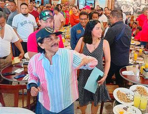 ¡VINO VÍCTOR FLORES Y CERRÓ HASTA EL PORTAL! -Con todo y Gorra con Sus Iniciales en Oro