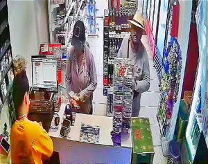 ¡CON PISTOLA Y SOMBRERO SE METEN A LA TIENDA SIX A ROBAR! -Quedan en Cámara *En el Fraccionamiento Las Vegas