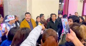 En medio de consignas y gritos... ¡LO CORREN!