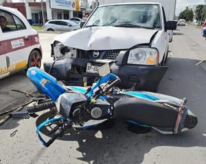¡CAMIONETA EMBISTE A MOTOCICLISTA!