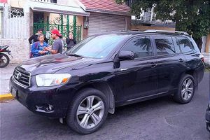 AL INTENTAR CRUZAR SIMÓN BOLÍVAR... ¡JOVEN MUJER ATROPELLADA POR CAMIONETÓN!