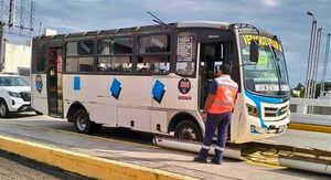 ¡NORTAZO ARRANCA EL TECHO DE UN CAMIÓN URBANO! -PASAJEROS SE LLEVAN UN SUSTOTE