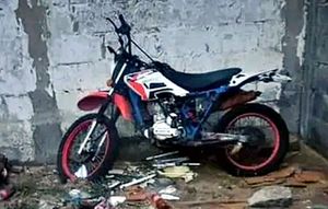 ¡ESCONDEN MOTO ROBADA EN LOTE BALDÍO EN EL FRACCIONAMIENTO VILLA RICA!