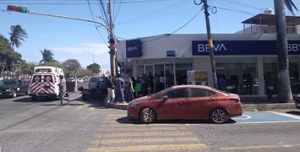 ASALTAN A DOS CUENTAHABIENTES ¡HUYEN CON 800 MIL PESOS!