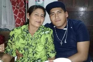 ¡MATO A SU MAMÁ A PEDRADAS!