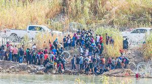 ¡OLA MIGRANTE INUNDA PIEDRAS NEGRAS! -TRES MIL 400 PERSONAS POR DÍA, EN EL PUENTE INTERNACIONAL 2 SE REPORTAN FILAS DE HASTA CUATRO HORAS Y AUTORIDADES EN TEXAS PIDEN AL PRESIDENTE LÓPEZ OBRADOR RESOLVER LA CRISIS.