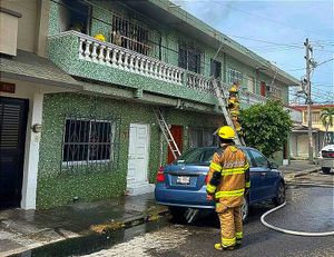 ¡SE INCENDIA CASA POR CORTOCIRCUITO EN EL REFORMA! -La Propietaria Olvido Apagar un Clima