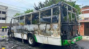 ¡SE QUEMÓ EL CAMIÓN “VÍA MUERTA”! EN LA TAMPIQUERA EL AUTOBÚS QUEDA CONVERTIDO EN CHATARRA