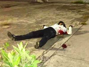 SIN MEDIAR PALABRA, AFUERA DE LA DELEGACIÓN ¡EJECUTAN A BALAZOS A UN AGENTE DE TRÁNSITO! LE DISPARAN DESDE UN AUTO EN MENDOZA