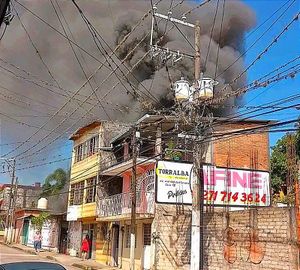 ANDABAN SOLDANDO CERCA DE BOTES DE SOLVENTES, ACEITES Y LUBRICANTES ¡SE QUEMA TALLER DE MOTOS EN CÓRDOBA! -*RESCATAN A DOS INTOXICADAS
