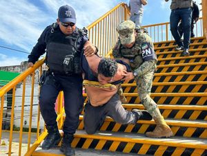 ¡TRATA DE TIRARSE DEL PUENTE Y LO SALVAN!