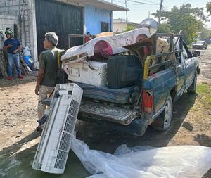 ¡DETIENEN A CHATARREROS! *UN VECINO SE PERCATÓ Y LE AVISÓ A LA AGRAVIADA... ELLA NO HABÍA VENDIDO NADA...
