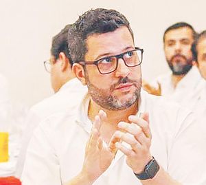 ¡LE QUITAN SUS MANTAS!