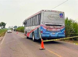 ¡ASESINAN AL CONDUCTOR Y DISPARAN A LOS PASAJEROS!