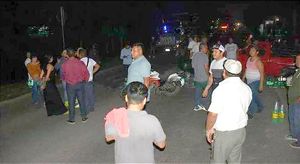 ¡SE PRENDEN! -*Exigen en bloqueo retiro de elementos de la policía estatal de Martínez de la Torre  *Violentaron de todas las formas al "che che", citricultor
