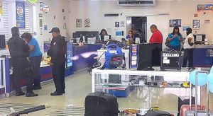 ¡EMPISTOLADOS SE LLEVAN DINERO, ALHAJAS Y CELULARES DE “CASH APOYO”!