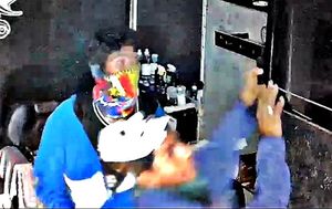 ¡BANDA DE GREÑUDOS ATRACAN BARBERÍA DE RÍO MEDIO 4!