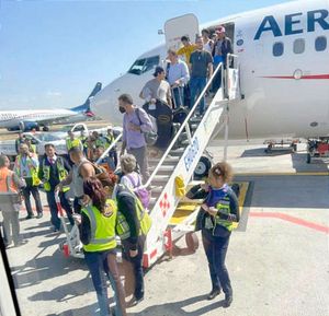 ¡SALVA LA VIDA A PASAJEROS! -*El hombre abrió la puerta de un avión de Aeroméxico en el AICM ante la desesperación tras pasar más de cuatro horas sin circulación de aire ni agua; "nos salvó la vida", dicen otros pasajeros