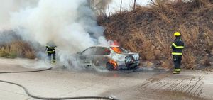 AUTO SE ACHICHARRA POR CORTO CIRCUITO!
