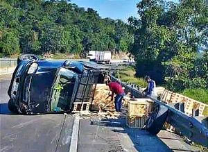 ¡SE VOLTEA LA CAMIONETA CON LOS MUEBLES!