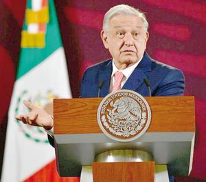 ¡“LÓPEZ DÓRIGA CRITICÁNDOME PORQUE LE DI UN BESO A UN SEÑOR VESTIDO DE MUJER”: AMLO