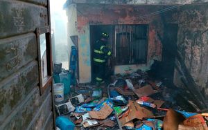 ¡DOÑITA SUFRE QUEMADURAS AL INTENTAR APAGAR INCENDIO EN SU CASA!