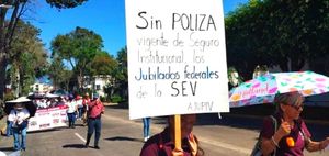 ¡MAESTROS CIERRAN LA CARRETERA! -"...nos dijeron que hiciéramos cómo quisiéramos, porque no es su responsabilidad y no tiene dinero”.