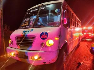 ¡CAMIÓN DE PASAJE CHOCA CON TAXI CUANDO JUGABA CARRERITAS! -*Seis Pasajeros Salieron Lesionados y el Taxista También