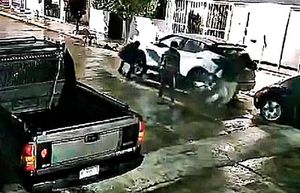 ¡GRABAN A LOS ROBA-LLANTAS! -