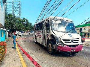 ¡CARAMBOLAZO! -De Pilón Tiran el Poste de Luz, *Por el fuerte impacto el poste fue derribado jalando el cableado y caer encima de otra camioneta