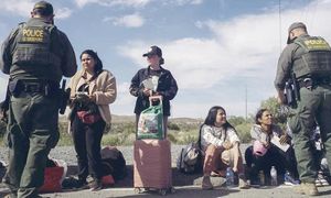 ¡INMIGRANTES VIENEN EN MASA: CREEN QUE PUEDEN QUEDARSE!