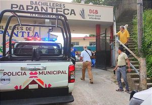 ¡ASALTAN EL BACHILLERES! -EN PAPANTLA -*Hombres armados amagaron a padres, maestros y alumnos *Se llevaron de todo y contra todos