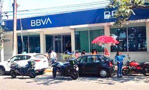 ¡BANCAZO DE 500 MIL EN XALAPA! -*LA ASALTAN ESPERANDO PASAR A VENTANILLA