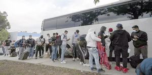¡DEJA LA PATRULLA FRONTERIZA A LOS MIGRANTES EN PARADA DE AUTOBÚS!