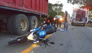 ¡PIERDE LA VIDA EN MOTOCICLETAZO! -Dos Hermanos Que Iban A Su Trabajo, Chocaron Contra Un Tractocamion, Uno Pierde La Vida, A Diferencia De Otros Casos, El Conductor Del Tractocamion, Se Quedó A Auxiliar