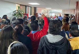 ¡REVUELTA! -*Acusan a líder sindical de negociar condiciones laborales a escondidas