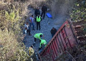 ¡TRAILERO SE MATA AL CAER A UN BARRANCO EN LAS CUMBRES! -*LLEVABA GRAVA PARA EL TREN MAYA