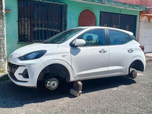 ¡AMANECEN TRES AUTOS SIN LLANTAS! - ...Se las están cambiando por Blocks