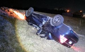 ¡CHOCA CON POSTE DE CFE Y DEJA SIN LUZ A VECINOS DE LA RIVIERA VERACRUZANA!