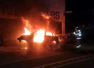 ¡QUEMAN 12 VEHÍCULOS EN AGUASCALIENTES! -*En Distintos Puntos de la Ciudad...